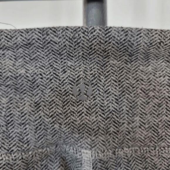 Lululemon heather gray crop leggings size 2 - Picture 6 of 7